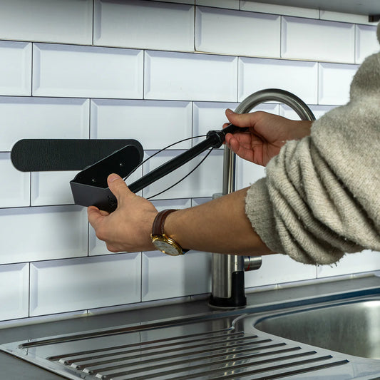 Magnetic kitchen roll holder