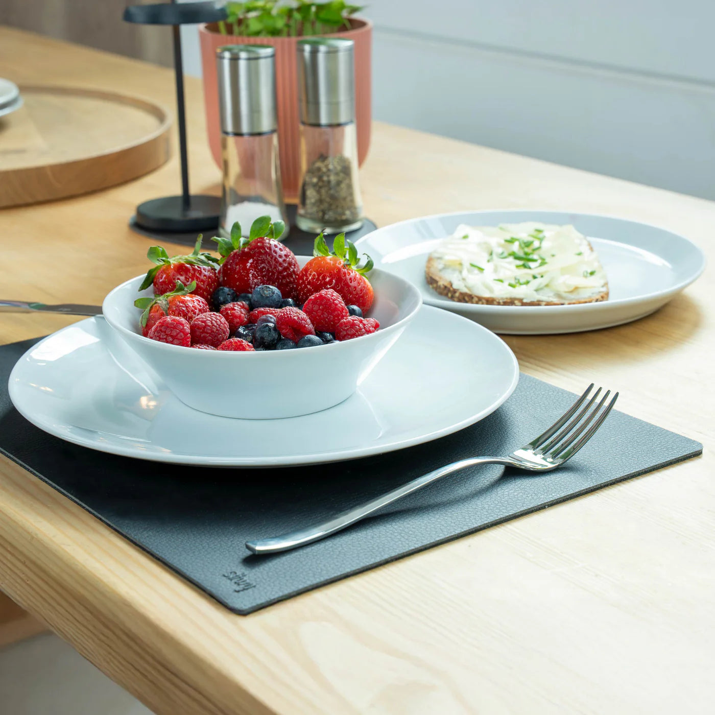 Magnetic porcelain tableware set