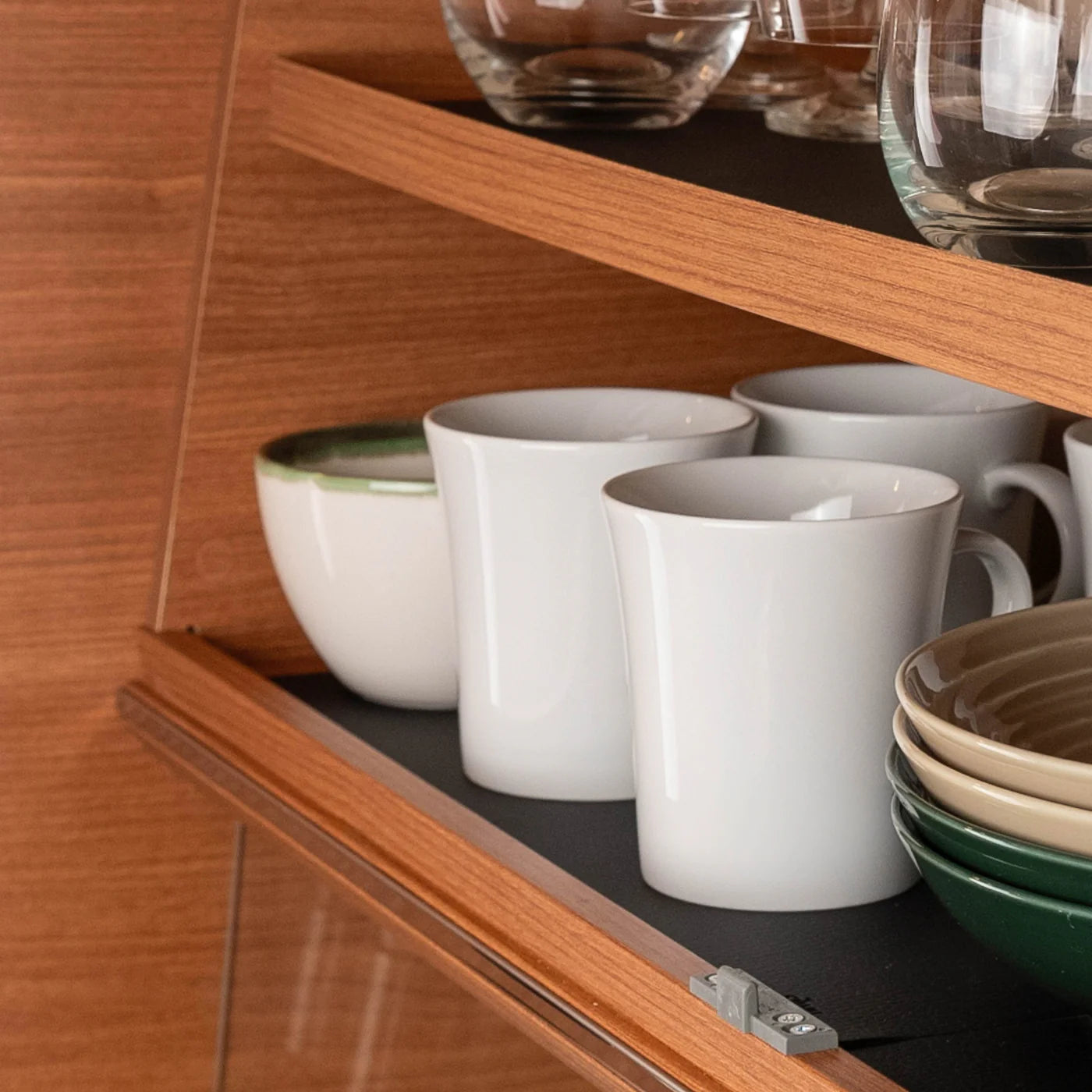 Magnetic porcelain tableware set