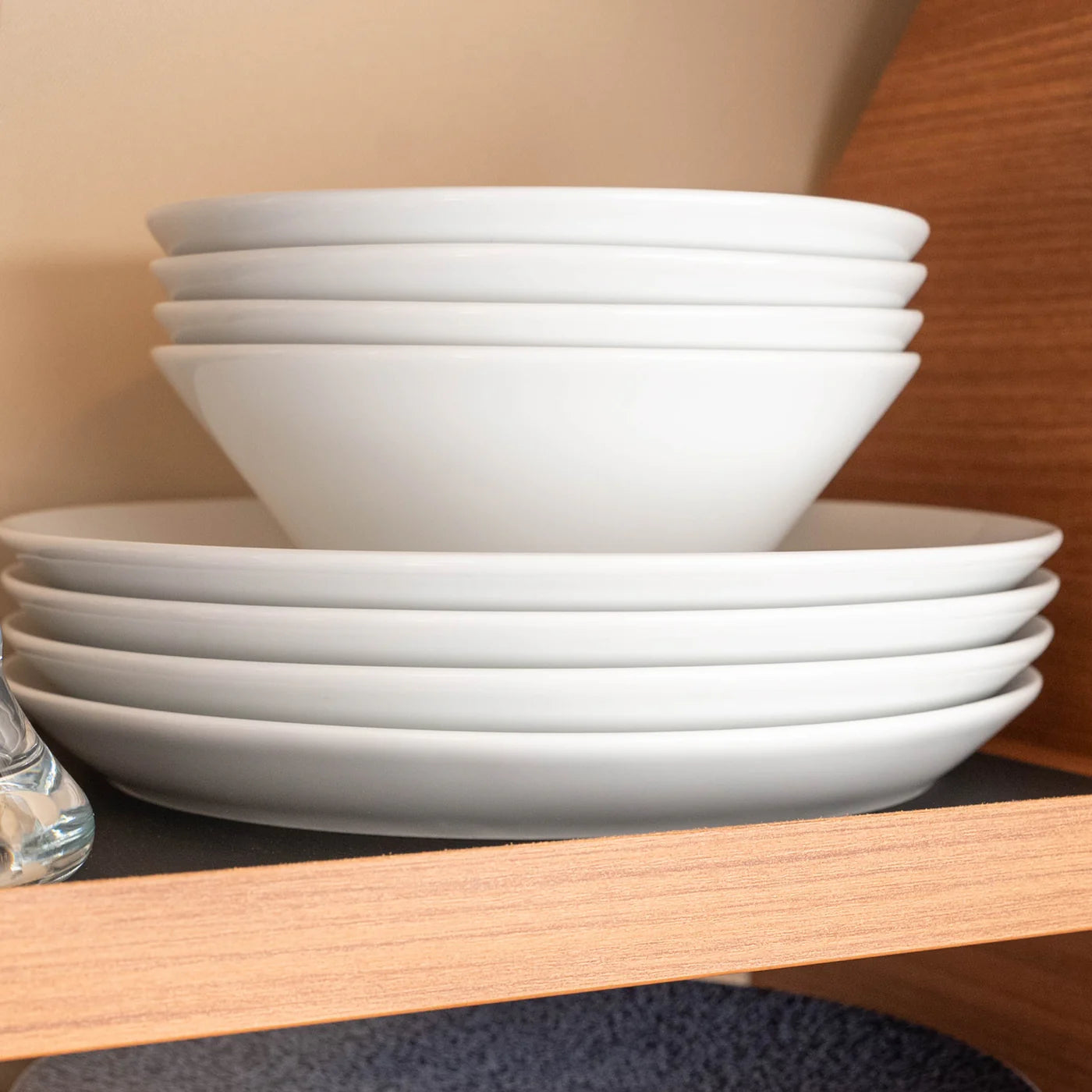 Magnetic porcelain tableware set